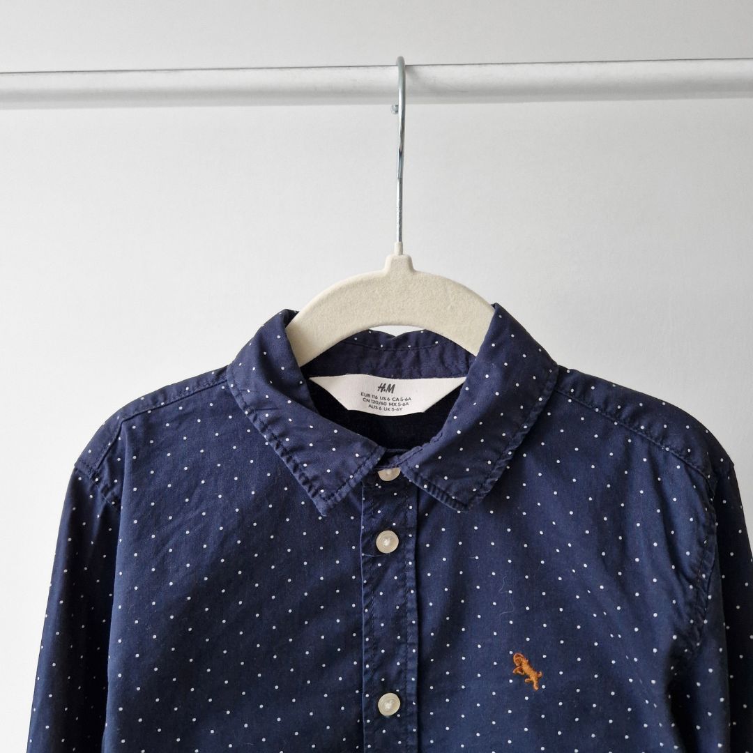 Pre-Loved Kids Kokvilnas krekls – Tumši zils ar punktiņiem I 116 izm.