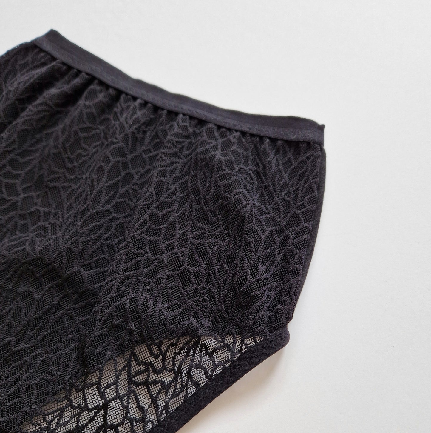Augstā vidukļa TENCEL™ biksītes ar pārstrādātu poliestera mežģīni - melnas