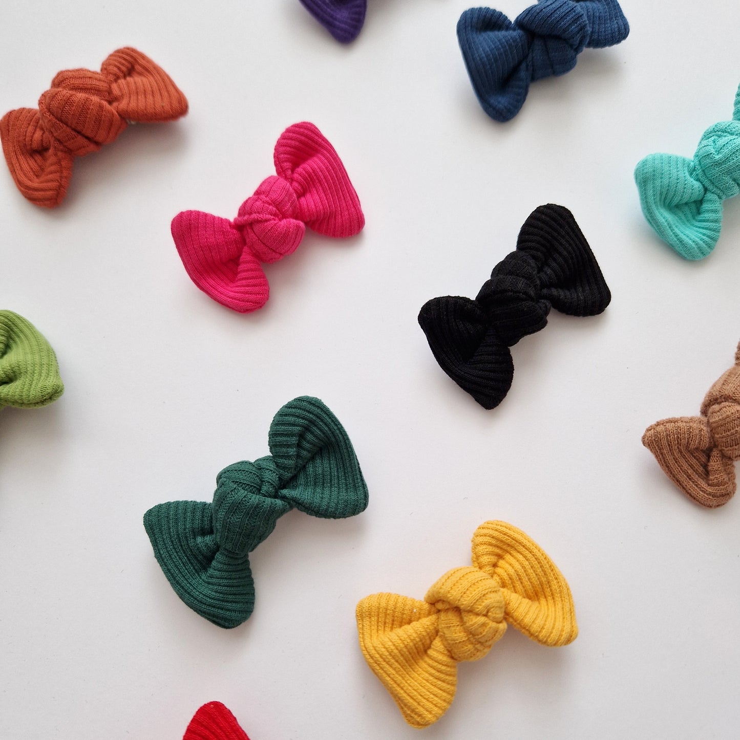 Bantīšu komplektiņi rievotās mini matu bantītes - 12 košās krāsiņas