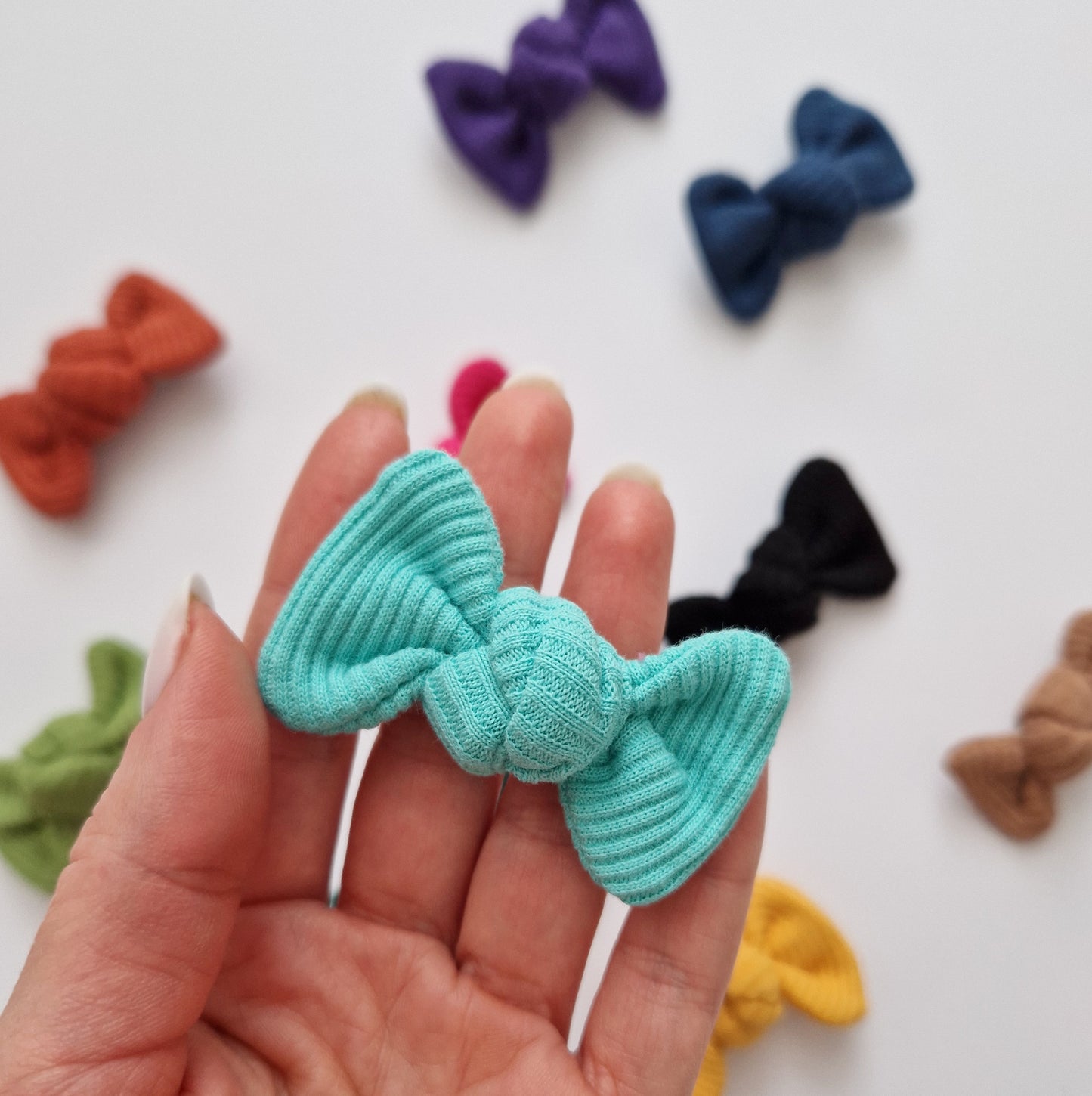 Bantīšu komplektiņi rievotās mini matu bantītes - 12 košās krāsiņas