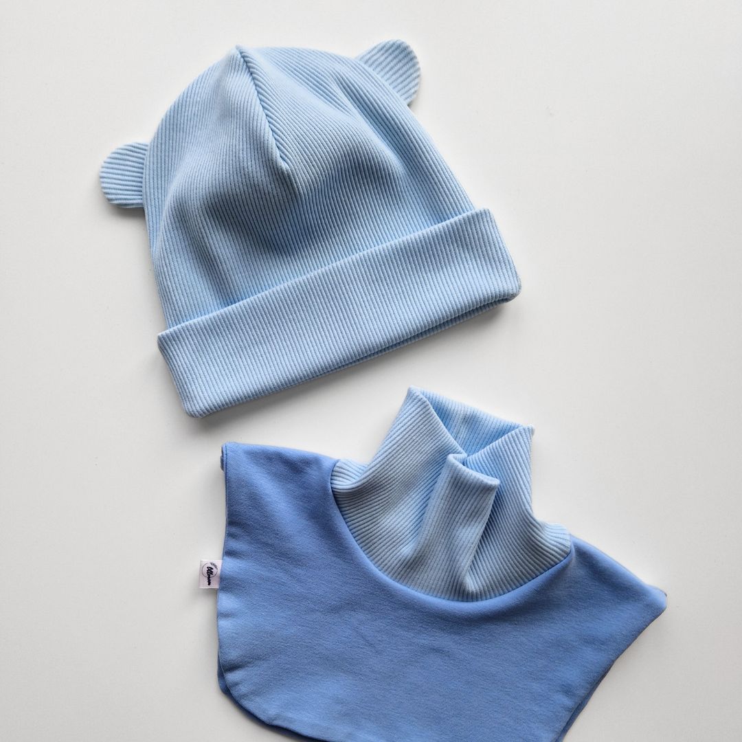 Rievotās trikotāžas cepure ar austiņām - maigi zila I -40%