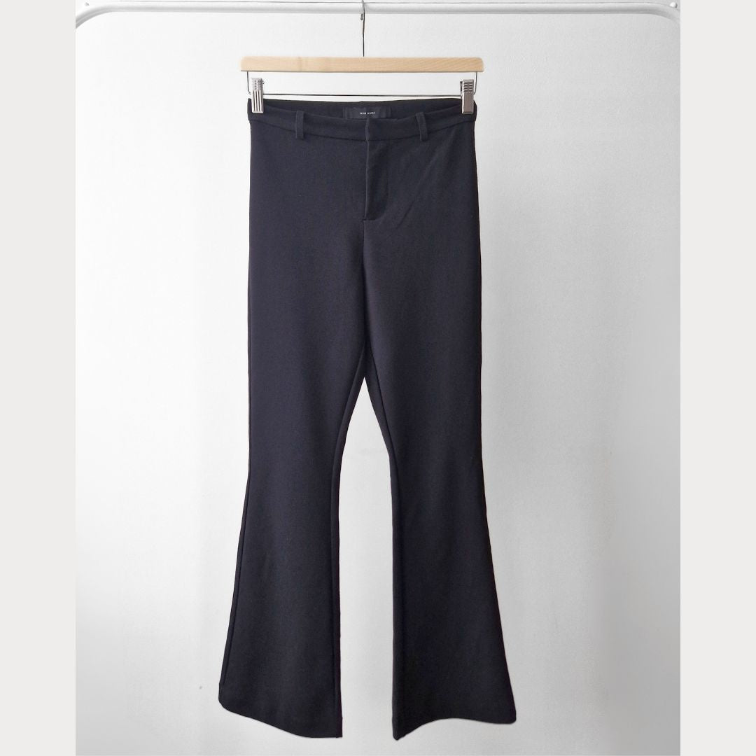 Pre-Loved Vero Moda melnas bikses ar vieglu paplatinājumu | M izm.