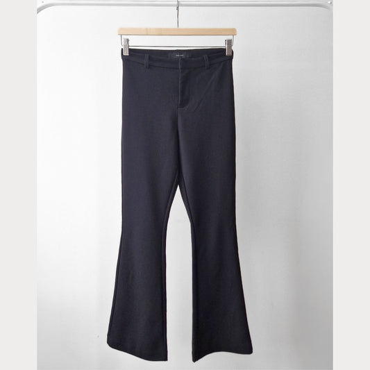 Pre-Loved Vero Moda melnas bikses ar vieglu paplatinājumu | M izm.