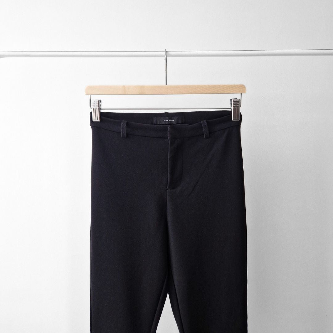 Pre-Loved Vero Moda melnas bikses ar vieglu paplatinājumu | M izm.