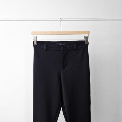 Pre-Loved Vero Moda melnas bikses ar vieglu paplatinājumu | M izm.