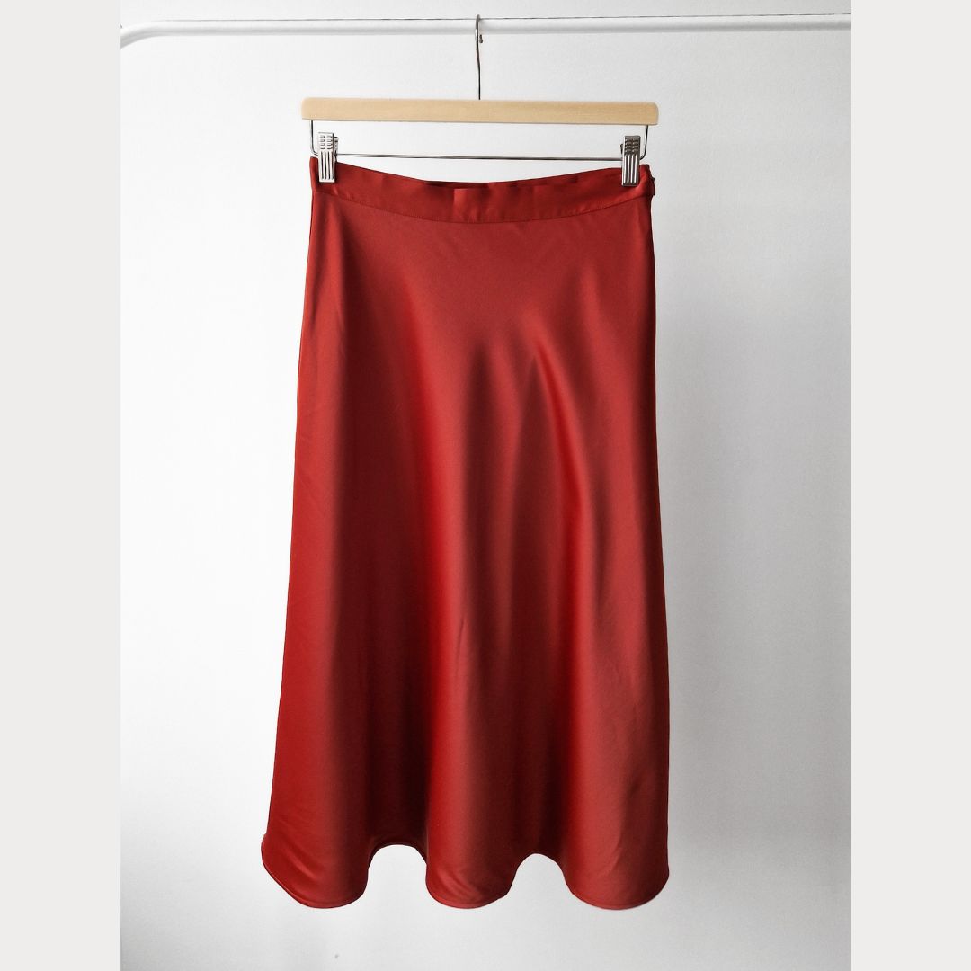 Pre-Loved Satīna Midi Svārki – Silti oranžā krāsā I 38 izm.