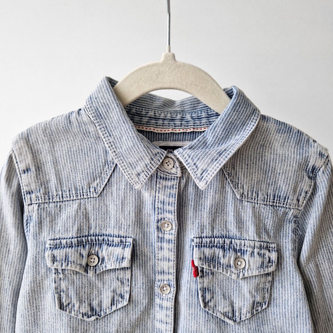 Pre-Loved Kids Levi’s Džinsu Krekls – Gaiši zils | 116–122 izm.