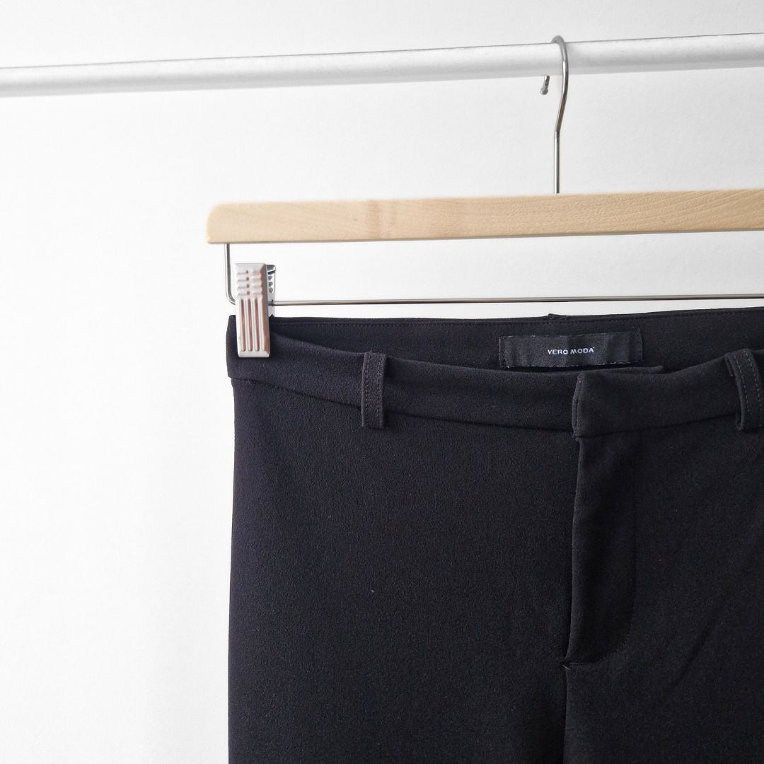 Pre-Loved Vero Moda melnas bikses ar vieglu paplatinājumu | M izm.