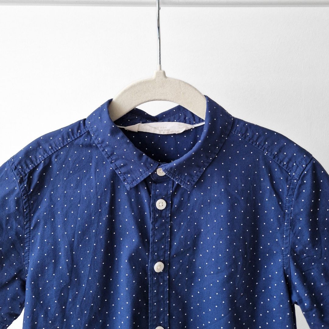 Pre-Loved Kids Kokvilnas krekls – Tumši zils ar punktiņiem I 116 izm.