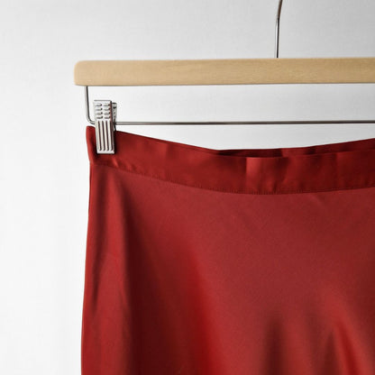 Pre-Loved Satīna Midi Svārki – Silti oranžā krāsā I 38 izm.