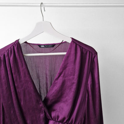 Pre-Loved ZARA lillā drapētā blūze ar elastīgu mugurpusi — M izm.