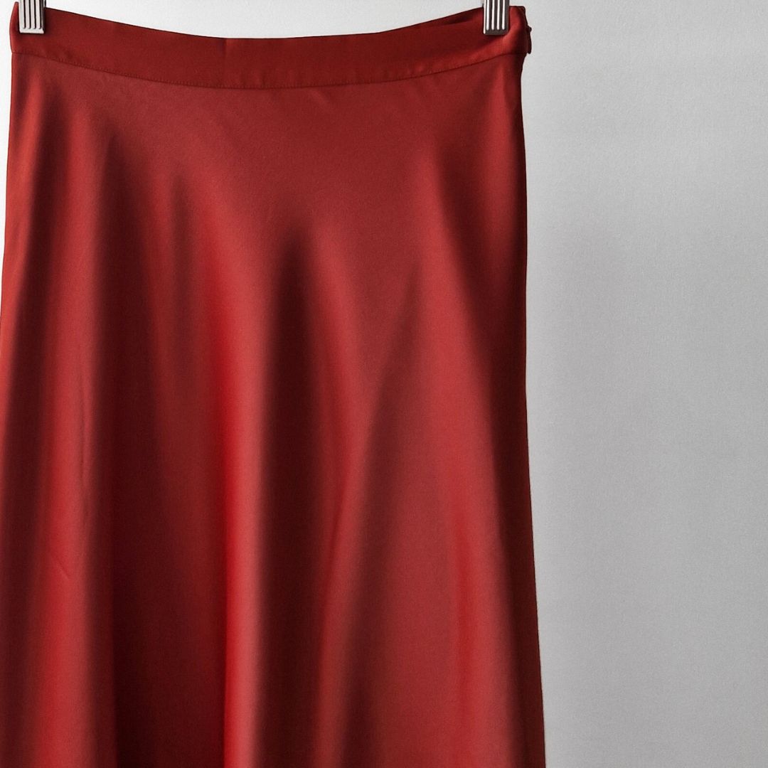 Pre-Loved Satīna Midi Svārki – Silti oranžā krāsā I 38 izm.