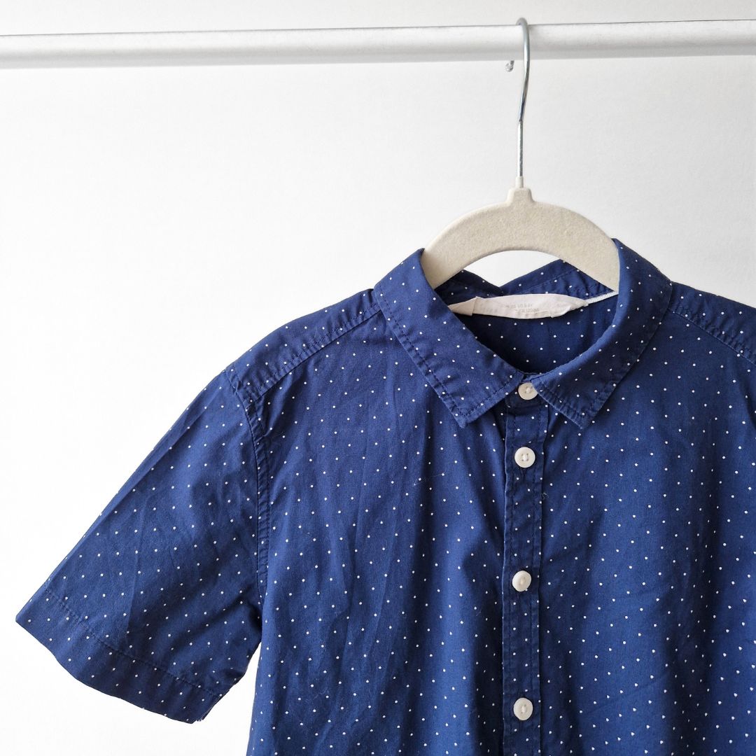 Pre-Loved Kids Kokvilnas krekls – Tumši zils ar punktiņiem I 116 izm.