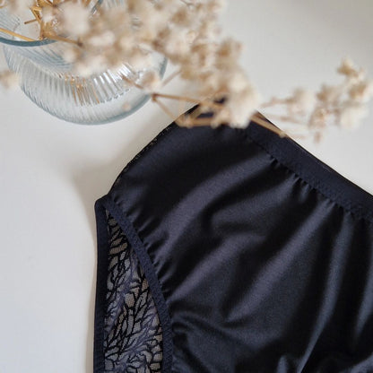 Augstā vidukļa TENCEL™ biksītes ar pārstrādātu poliestera mežģīni - melnas