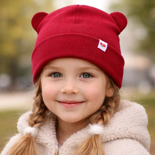 Rievotās trikotāžas cepure ar austiņām - ķiršu sarkana